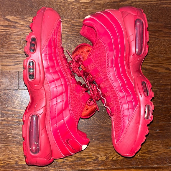 Triple Red Air Max 95s - Picture 2 of 6